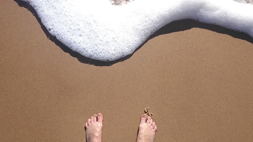 pludmale, smiltis, pēdas, smidzināt, Pludmales putas, jūras putas, okeāna putas, jūras krastā, krastā, dzīšana, malu