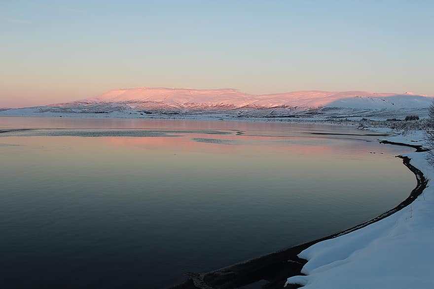 IJsland, bergen, sneeuw, zonsondergang, landschap, meer, zand, zwart zand, bevroren, roze