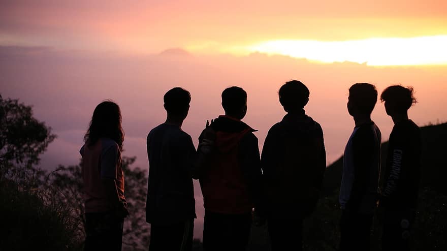 grupo, amistad, puesta de sol, amanecer, silueta, trepador, juntos, montaña, al final de la tarde, paisaje, hombres