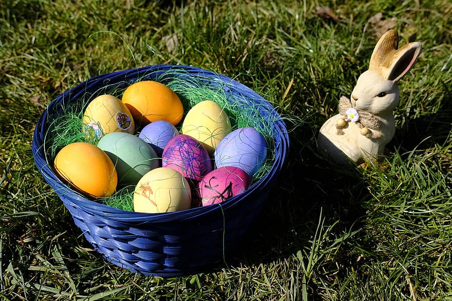 Pascua de Resurrección, conejo de Pascua, huevos de Pascua, cesta, Conejo, huevos, césped, tarjeta postal, festival de pascua, celebración de pascua, hierba