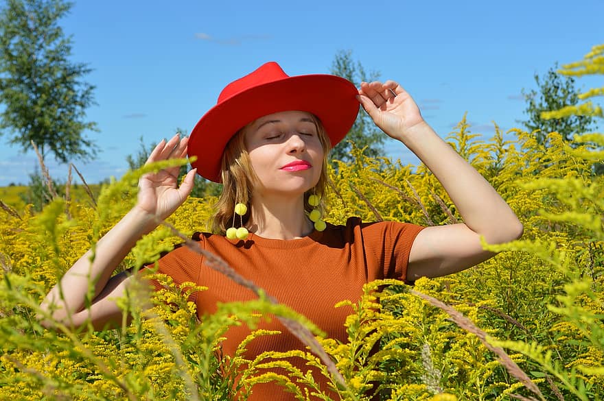 kobieta, czerwony kapelusz, pole, kwiaty, rośliny, flora, kwiat, kwitnąć, dziewczynka, poza, piękny