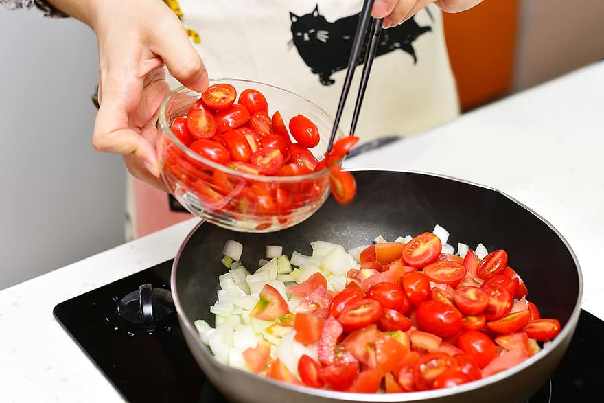 tomater, pande, madlavning, løg, køkken, laver mad, stegt, sauter, mad, måltid, komfur