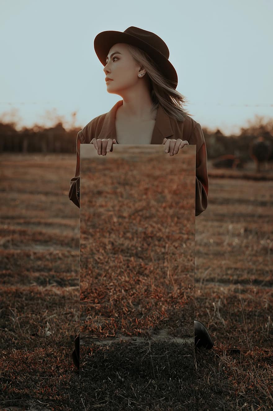 жінка, на відкритому повітрі, портрет, поле, дзеркало, трави, кавказька, вуличний одяг, повсякденний одяг, захід сонця, жінки