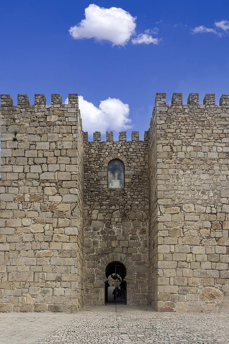 Castell de Trujillo, fortalesa, porta, arc, torres, castell, merlets, medieval, paret de pedra, façana, arquitectura