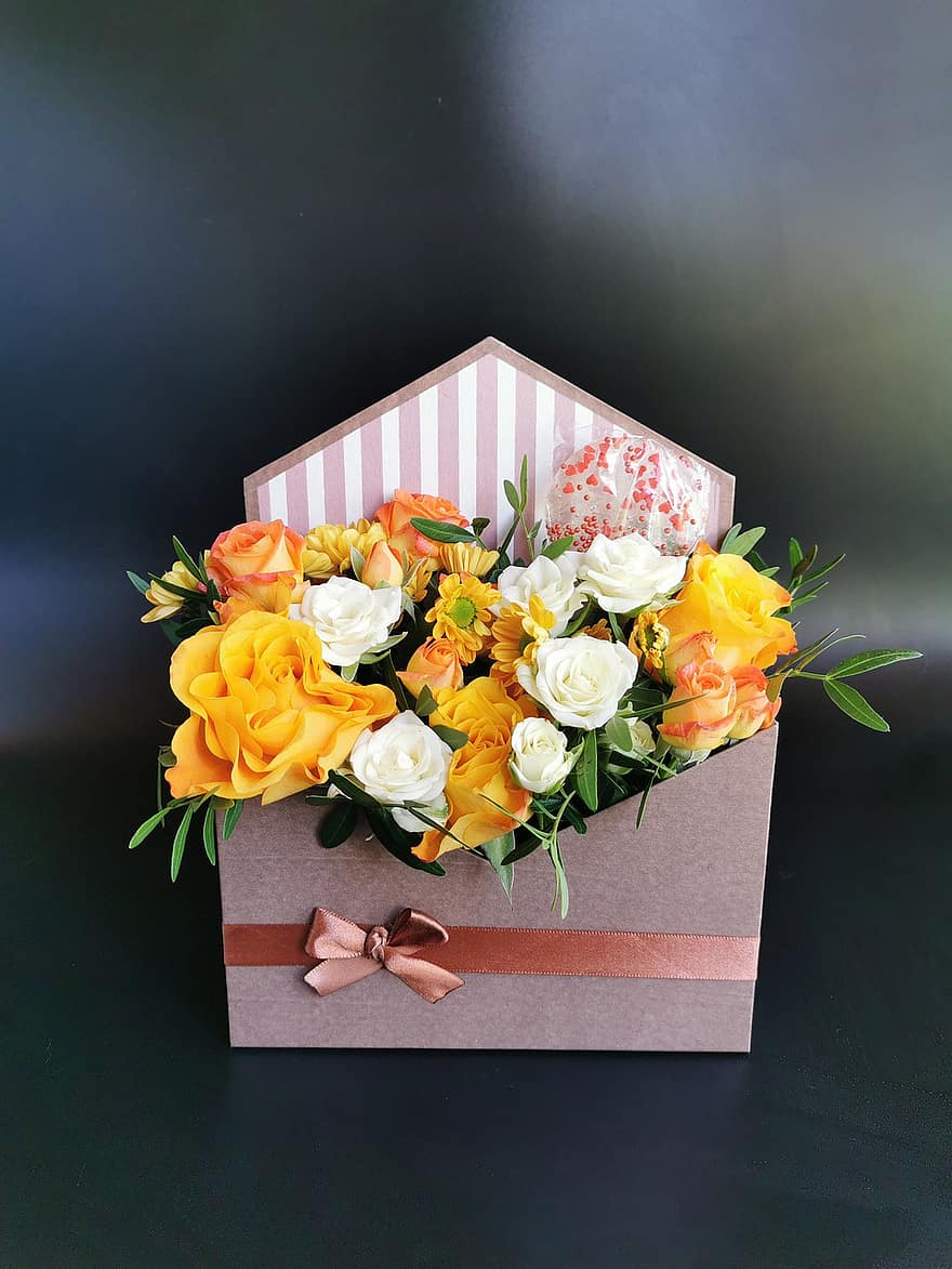 Strauß, Blumen, Blumenstrauß in einer Box, Blumen-, Blumengesteck, Anordnung, Blumenschmuck, Rosen, blühen, Geschenk, Romantisches Geschenk