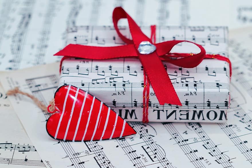 โน้ตเพลง, ของขวัญ, ปัจจุบัน, วันวาเลนไทน์, กระดาษห่อ, กระดาษ, งานเฉลิมฉลอง, เครื่องประดับ, ใกล้ชิด, ความรัก, พิมพ์เขียว