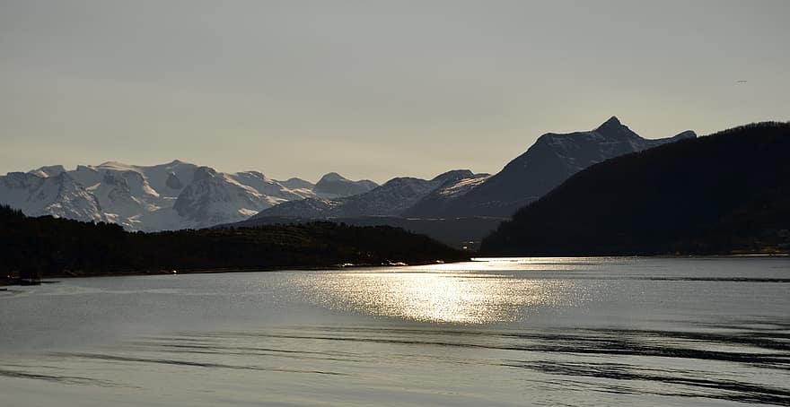mar, montanhas, agua, cadeia de montanhas, reflexão, luz solar, Noruega, natureza, cruzeiro, hurtigruten, costeiro