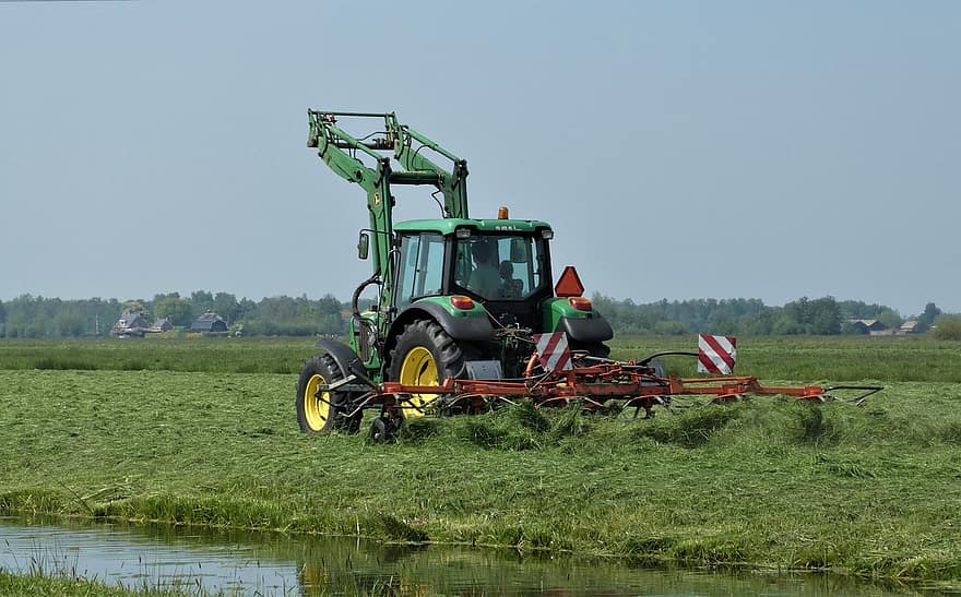 traktor, jordbruksmaskiner, gräsmark, Gräset att skaka, Gräset vänder, bete, sommar, landsbygd, landsbygden, landskap, lantbruk