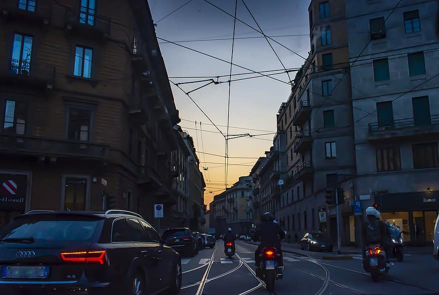Milano, città, tramonto, traffico, strada, crepuscolo, vita di città, architettura, esterno dell'edificio, struttura costruita, auto