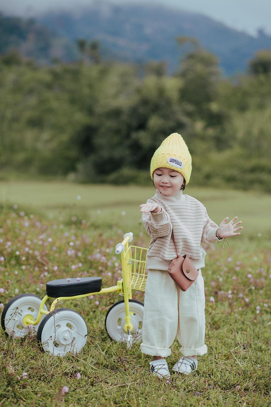 маленька дівчинка, велосипед, луг, парк, дитина, малюк, милий, посміхається, дитинство, веселий, трави