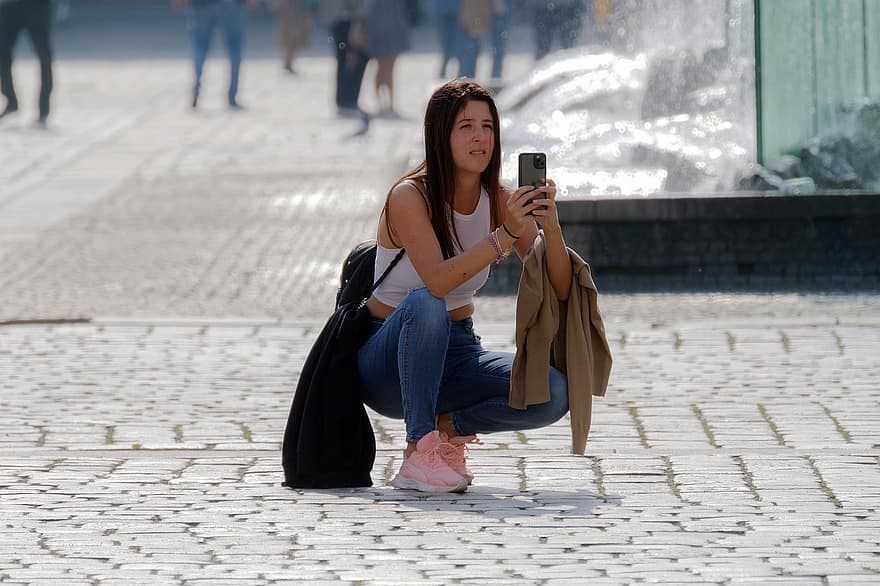 femeie, tineri, trotuar, oraș, fotografie, smartphone, urban