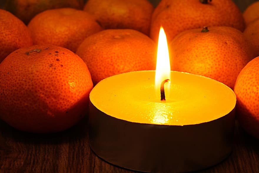 lume di candela, frutta, arancia