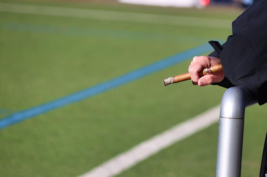 cigar, rygning, cigaret, herrer, sport, græs, tobaksprodukt, tæt på, en person, voksen, rygning spørgsmål