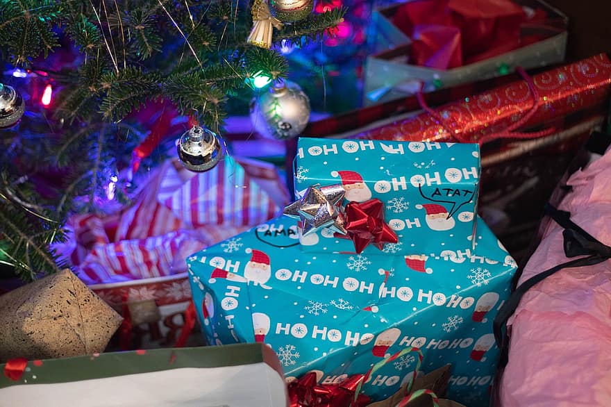 هدايا عيد الميلاد ، هدايا ، الأعياد ، هدية مجانية ، زخرفة ، احتفال ، شتاء ، الثقافات ، شجرة ، الموسم ، ليل