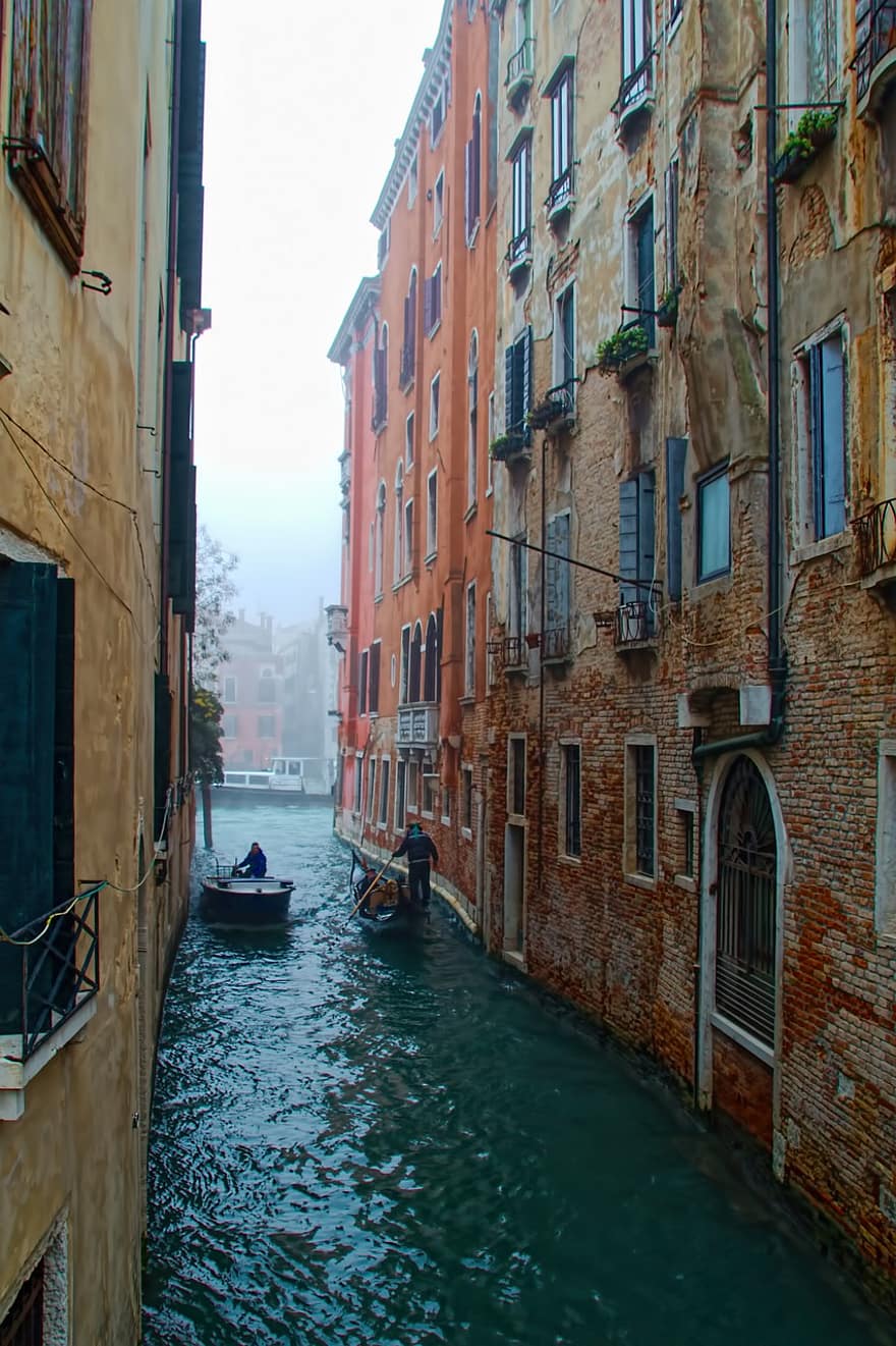 مدينة البندقية ، إيطاليا ، قناة ضخمة ، جندول