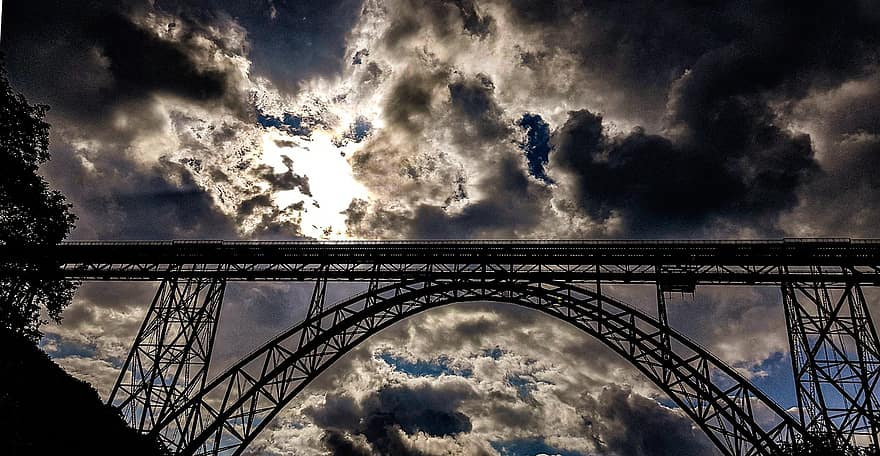 мост Мюнстен, железнодорожный мост, небо, облака, силуэт, заход солнца, ориентир, угрожающий, мост, сталь, исторический