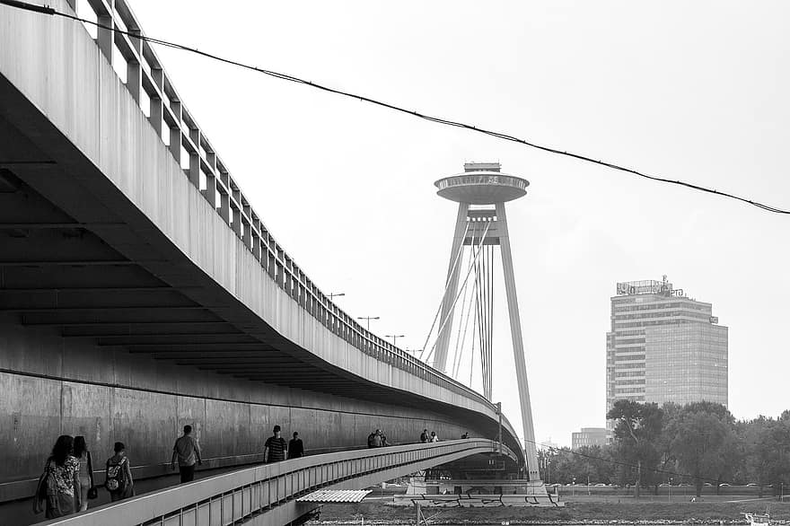 bratislava, De meeste Snp-brug, rivier de Donau, Slowakije, brug, rivier-, ufo-brug, meest snp, architectuur, modern, zwart en wit