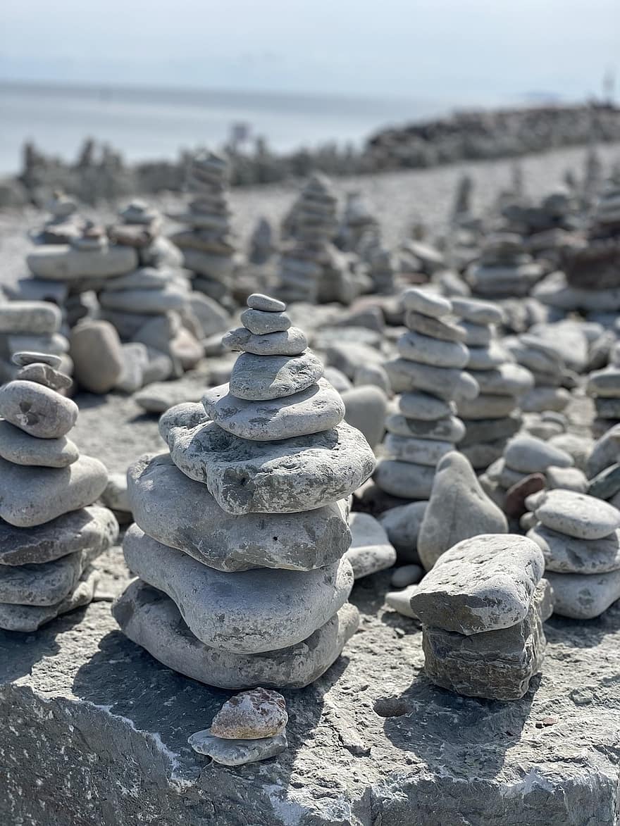 Piles de pedra, cairns, platja, Pilots de Pedra, pedres
