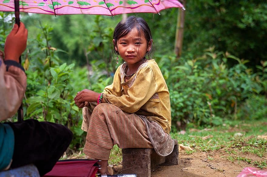 маленька дівчинка, на відкритому повітрі, сільській місцевості, портрет, В'єтнам, sa pa, дитина, один чоловік, дитинство, хлопчики, посміхається