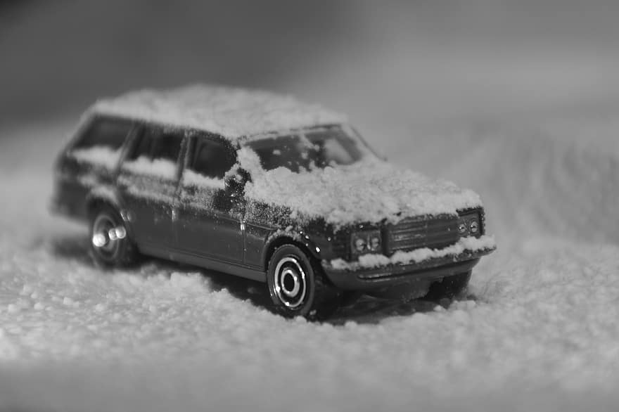 samochód zabawka, model samochodu, śnieg, zimowy, samochód, transport, pojazd lądowy, środek transportu, czarny i biały, prędkość, zbliżenie