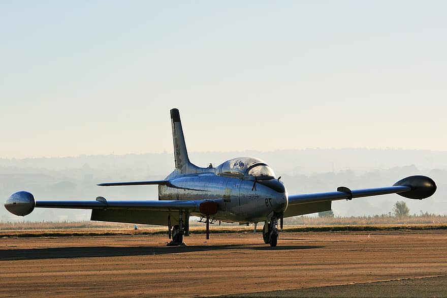 Aermacchi Impala Jet, Földi támogató repülőgép, leparkolt, Tatmac