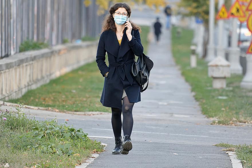 жінка, ходьба, телефонний дзвінок, маска для обличчя, пандемія, вул, тротуар