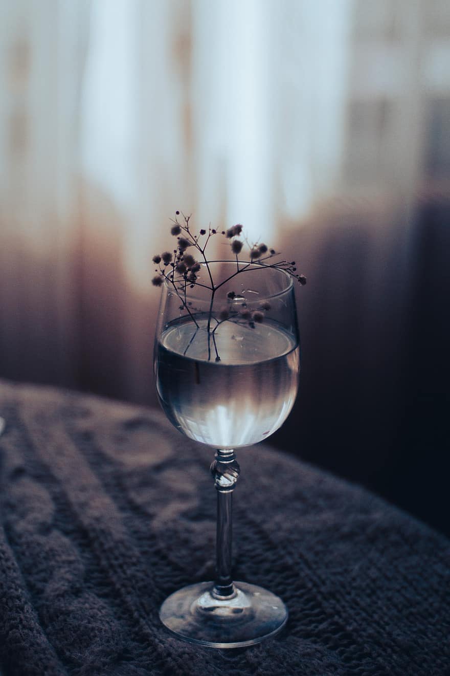 Copa de vino, flor, agua, vaso, resplandor crepuscular, mesa, vaso de agua, florero, estética, flor en un florero