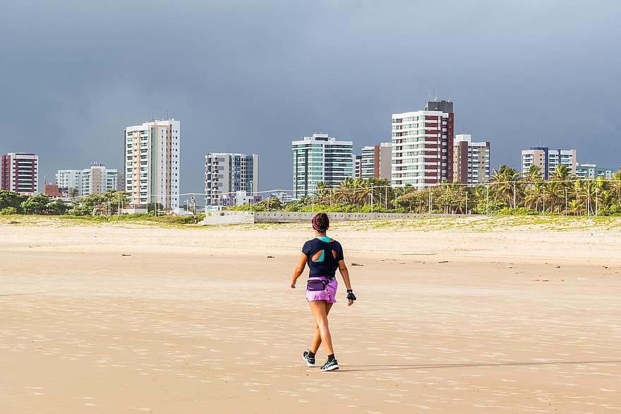 spiaggia, giornata nuvolosa, camminando sulla spiaggia, nuvoloso, paesaggio, sport, esercizio, donne, jogging, estate, stili di vita