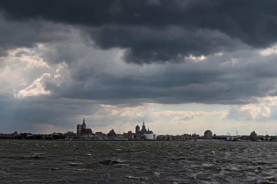 Stralsund, horizonte, mar, ciudad hanseática, ciudad, urbano, edificios, agua, cielo, nubes, tormenta