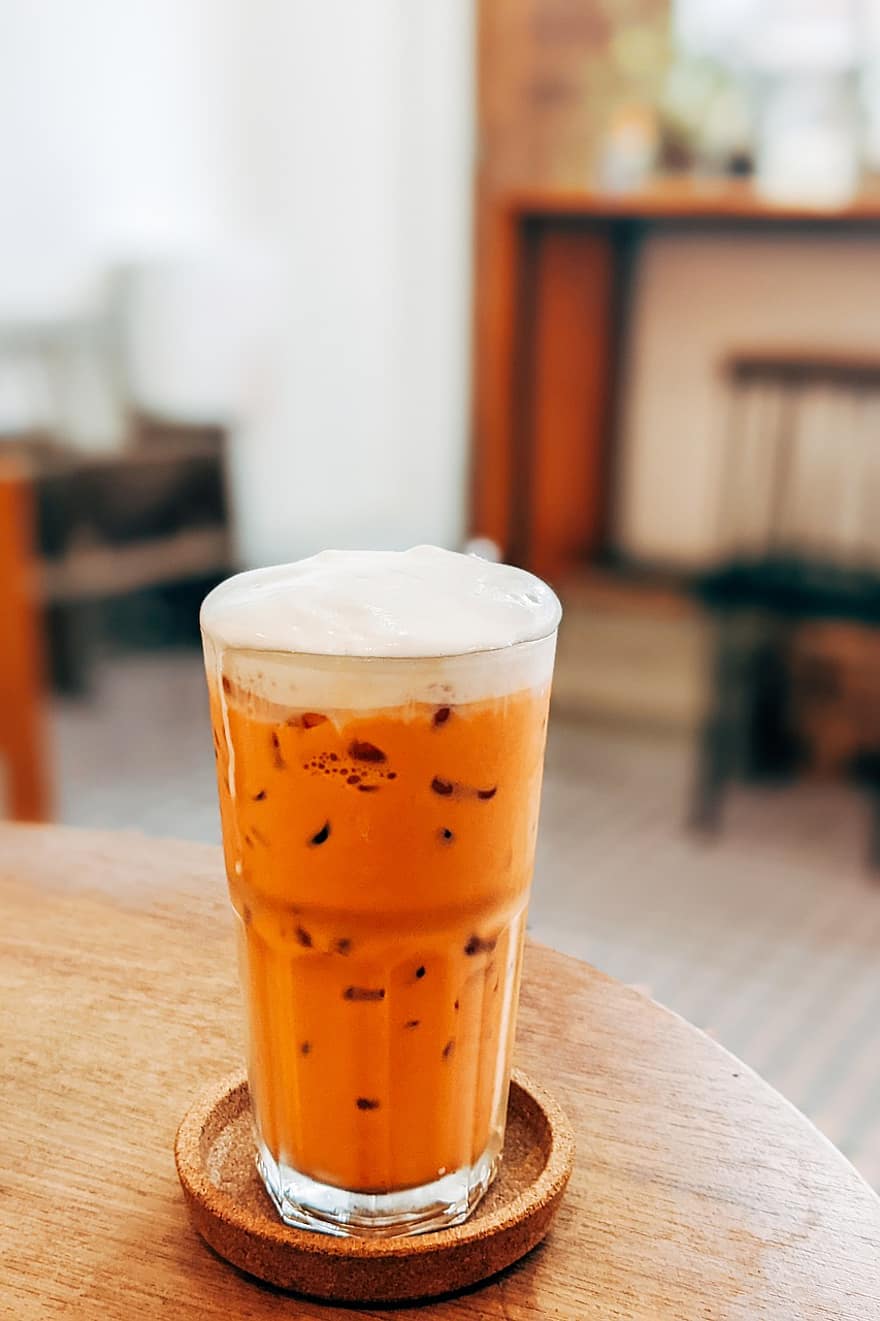 الشاي التايلاندي ، مثلج ، يشرب ، مشروب ، المرطبات ، كافيه ، مقهى ، زجاج ، كوب ، حليب ، مادة الكافيين