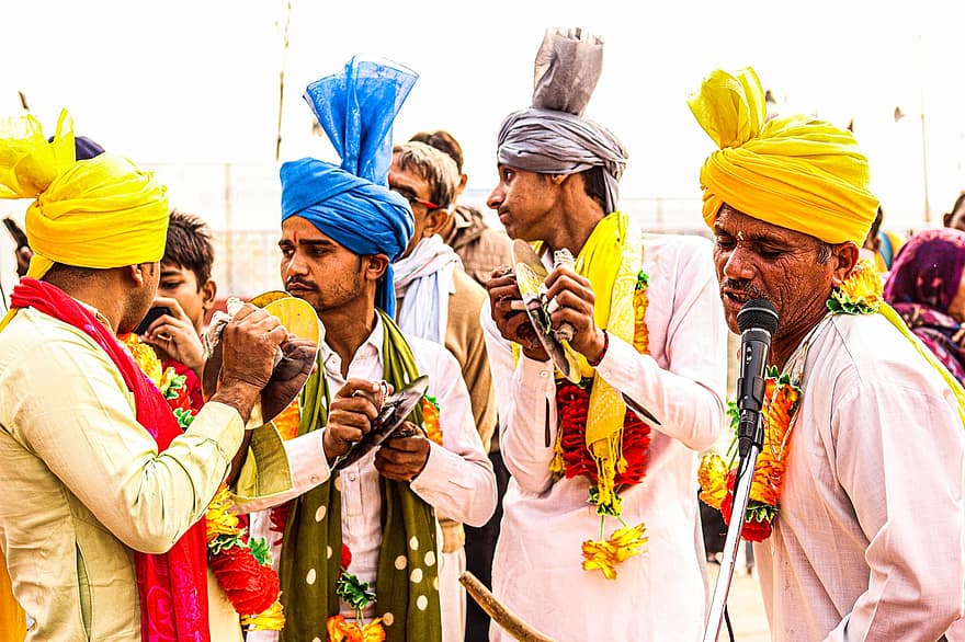 Ανθρωποι, άνδρες, Ινδός, τραγουδιστής, όργανα, ΜΟΥΣΙΚΗ, μικρόφωνο, ομάδα, παράδοση, Πολιτισμός, τουρμπάνι