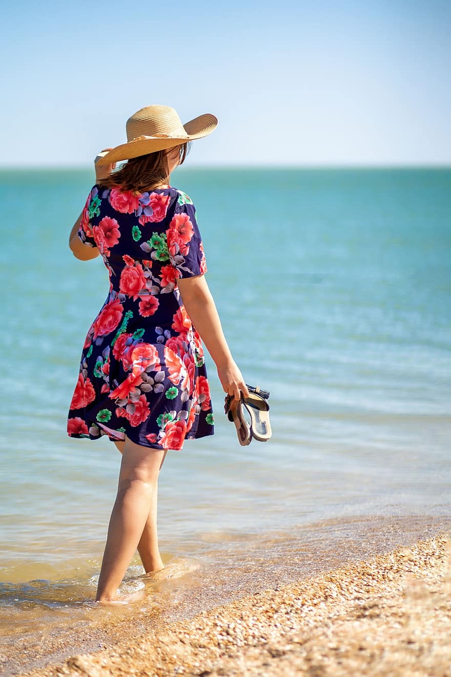 mergina, jūros, papludimys, Moteris, vaikščioti, pasivaikščiojimas, prie paplūdimio, moteris, Dienos suknelė, Dienos kepurė, vasara