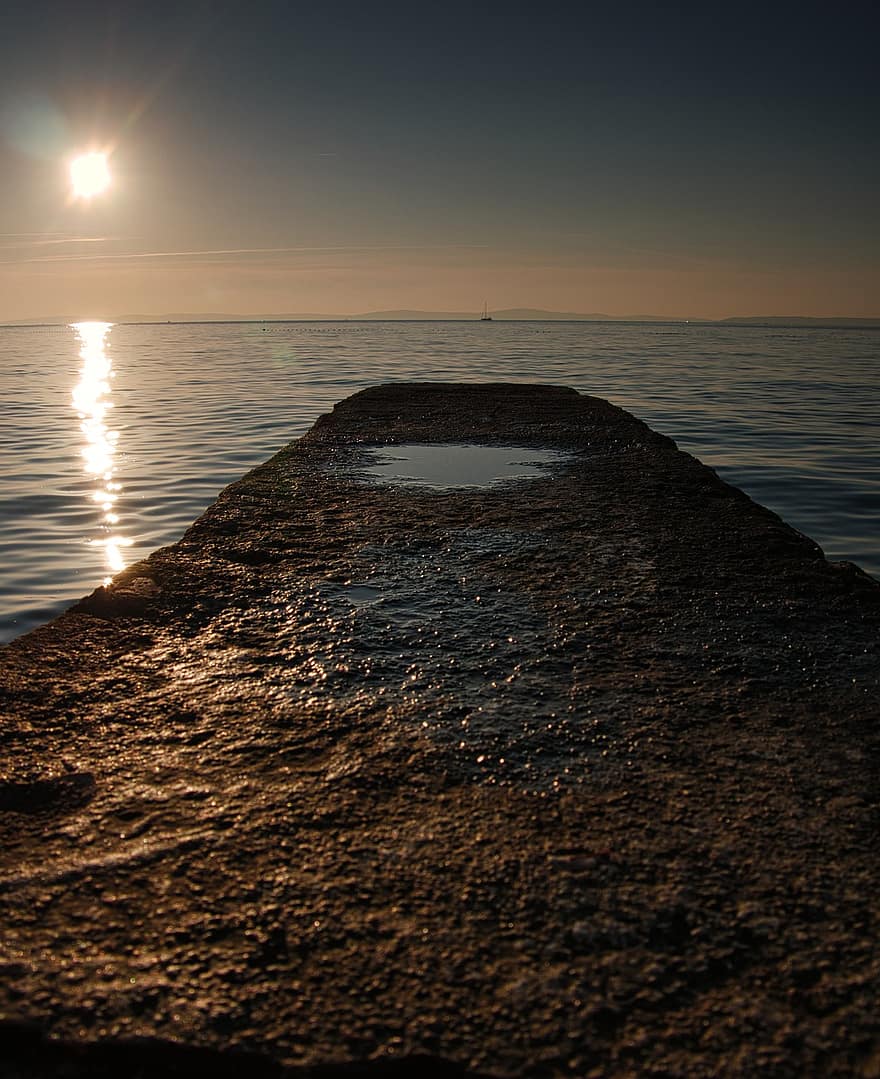 Chorvatské moře, rozdělit, kamenná lavička, západ slunce, dosvit