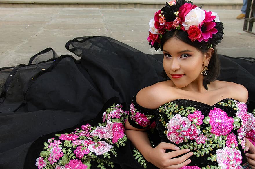 noia, disfressa tradicional, mexicà, flors, somriu, dona, vestit, pose, retrat
