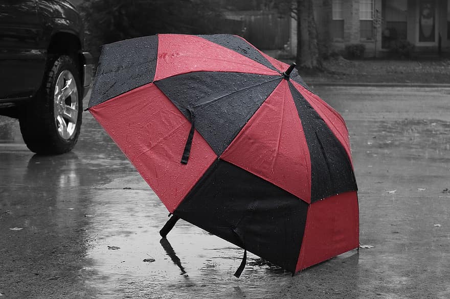 우산, 비, 도로, 폭풍, 빨간색과 검은색 우산, 바둑판 무늬의, 파라솔, 젖은, 날씨, 빗방울, 하락