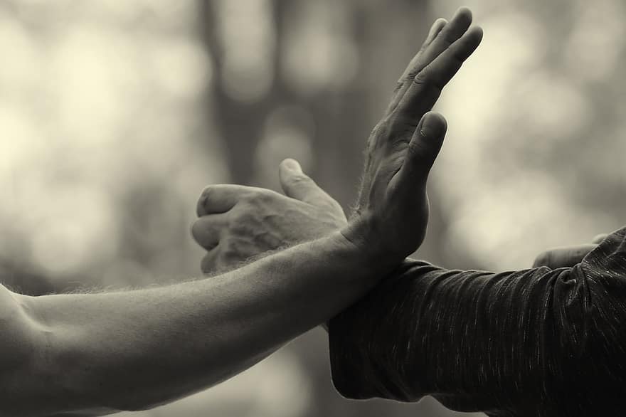käsissä, itsepuolustuslajit, qi gong, ihmisen käsi, miehet, mustavalkoinen, aikuinen, lähikuva, yhteishenki, rakkaus, urokset