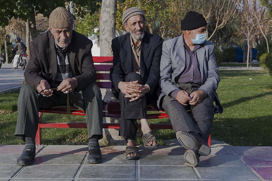 социальный документальный фильм, пожилой человек, город ком, Старик, красивый город, азиатка, уличный стиль, друзья, каждый день, человек, Иран