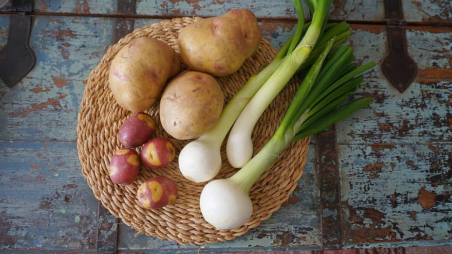 ingrediënten, groenten, biologisch, flatlay, lente-uitjes, uien, prei, aardappelen, voedsel, voeding, groente
