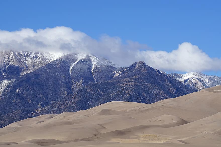 山岳、素晴らしい砂丘、雲、ピーク、砂