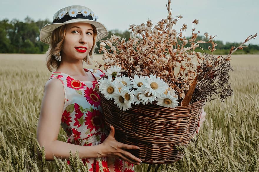 lauke, moteris, kvieciai, skrybėlę, gėlės, žolė, vasarą, pobūdį, šypsena, krepšelis, šypsosi