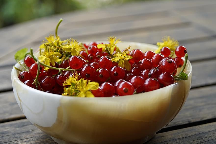 червен, френско грозде, маса, купа, жълт, цветя, жълт кантарион, украса, лято, храна, кисел