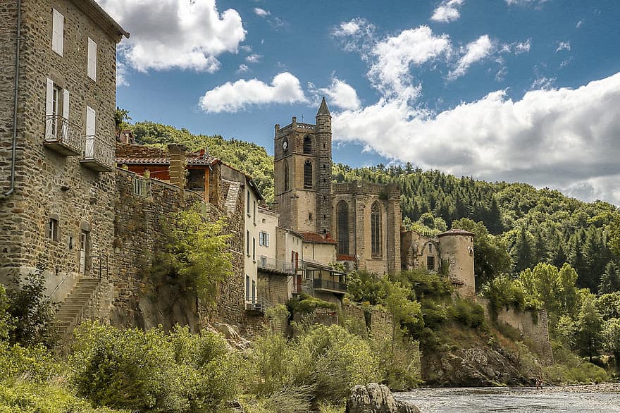 baznīca, velvi, ēka, mežs, koki, ciemats, arhitektūra, Chilhac, Auvergne, Francija, ainavu