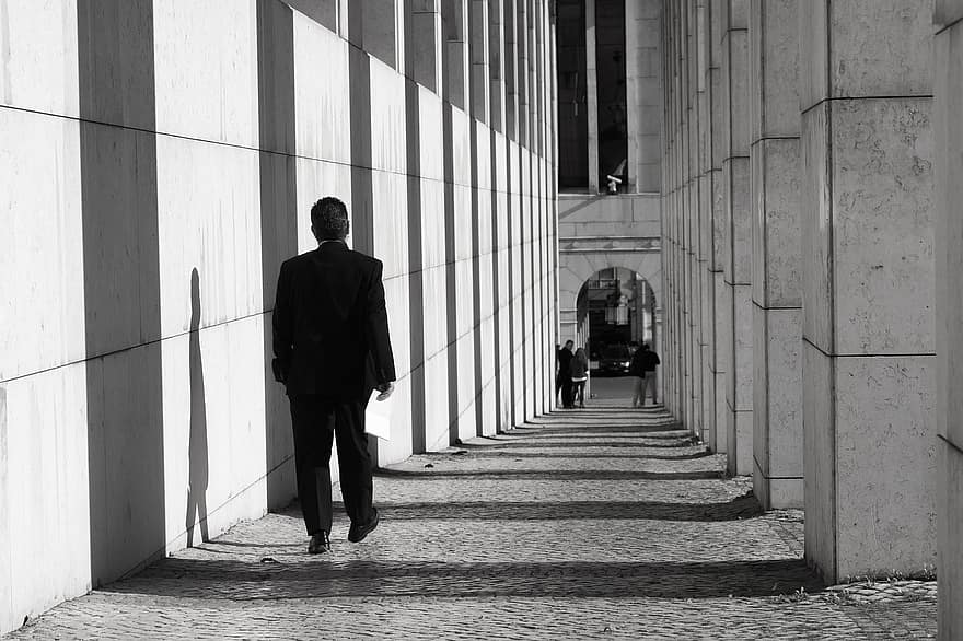 mężczyzna, chodnik, monochromia, kolumny, cienie, architektura, światło, pieszy, osoba, sam, na dworze
