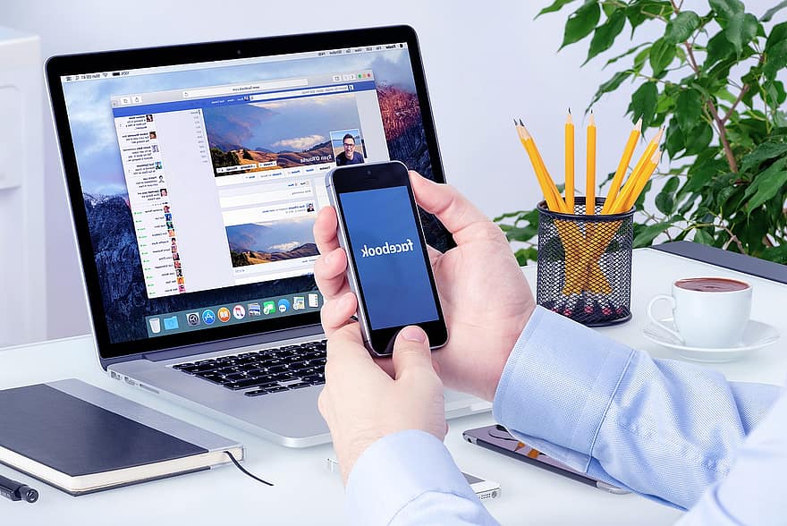 Facebook, sociální média, marketing sociálních médií, chytrý telefon, laptop, pracovního prostoru, přestávka v kanceláři, Úřední hodiny, lavice, Facebook marketing