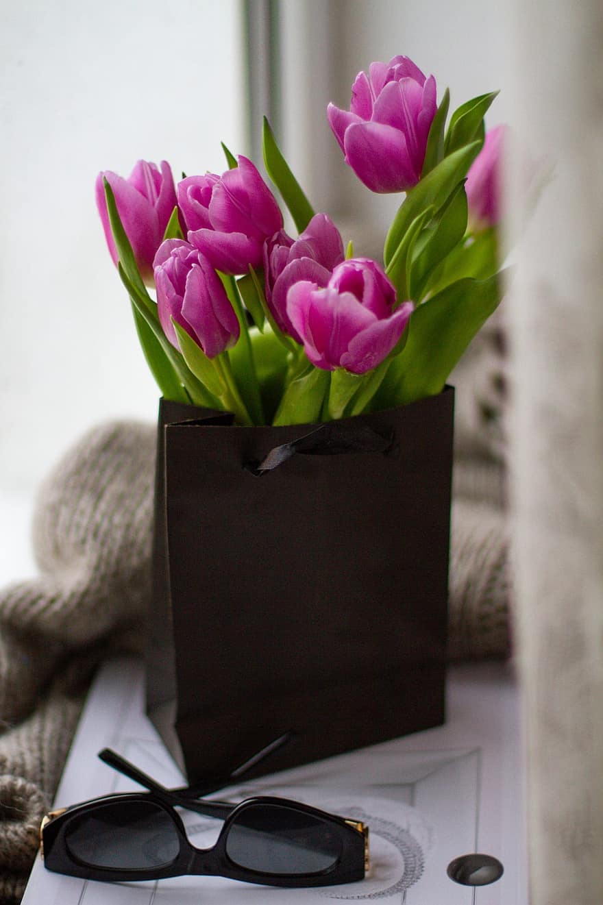 Hoa tulip, bó hoa, kính, túi quà, sự hào nhoáng, Phong cách, áo len, những bông hoa, cây, những bông hoa màu hồng, cánh hoa
