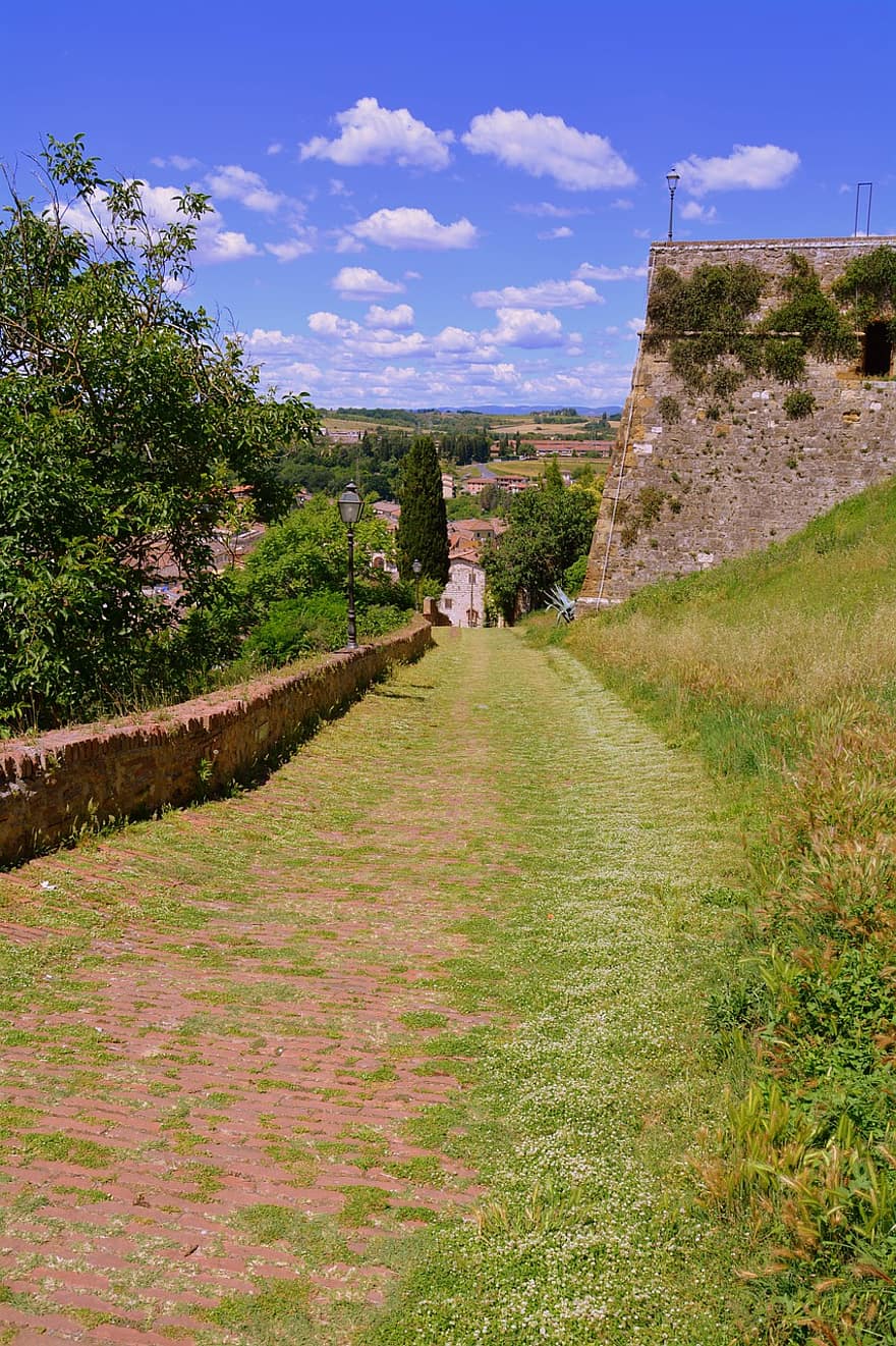 κατάβαση, δρόμος, γρασίδι, πράσινος, τείχος, δέντρα, cole di val d'elsa, Τοσκάνη, Ιταλία, ο ΤΟΥΡΙΣΜΟΣ, σύννεφα