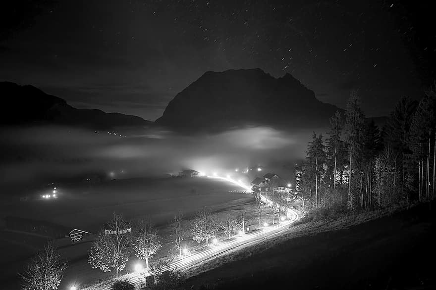 villaggio, montagne, notte, bianco e nero, rurale, collina, Alpi, luci, strada, nebbia, alberi
