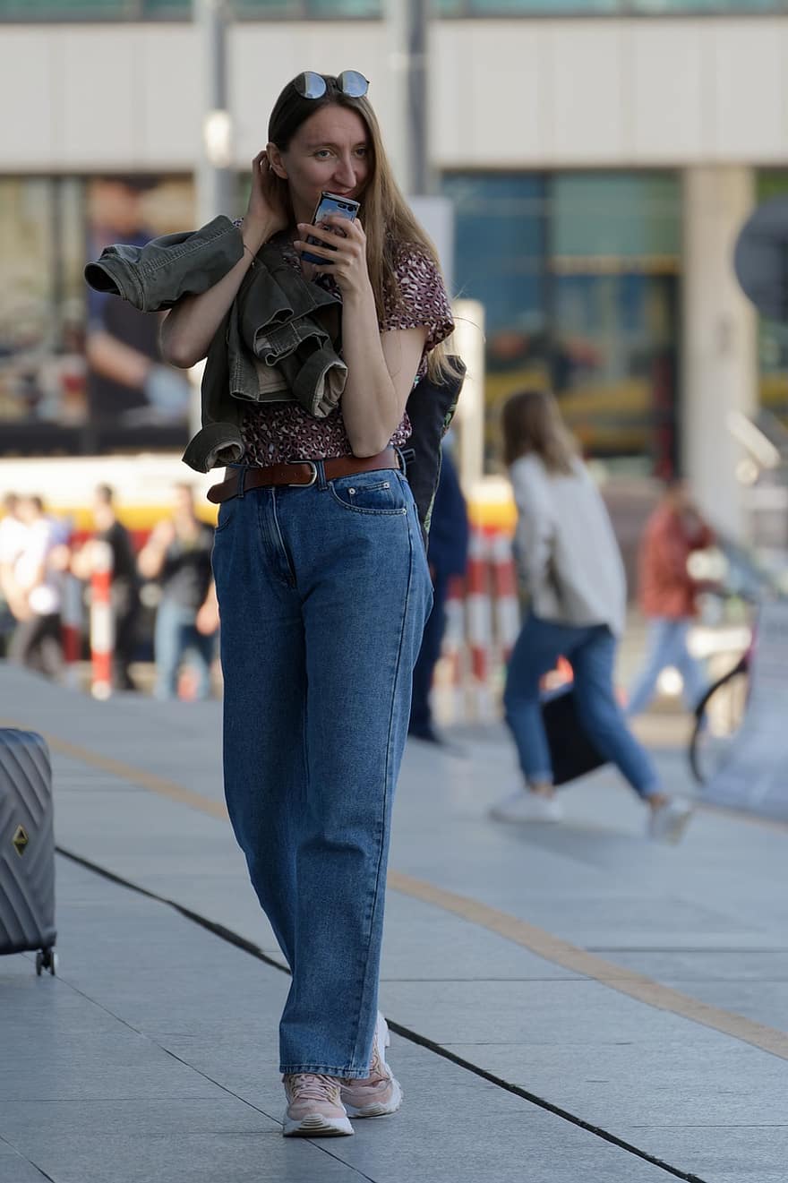жінка, джинси, смартфон, збирається, сходи, будівлі, жінки, спосіб життя, дорослий, молодий дорослий, ходьба