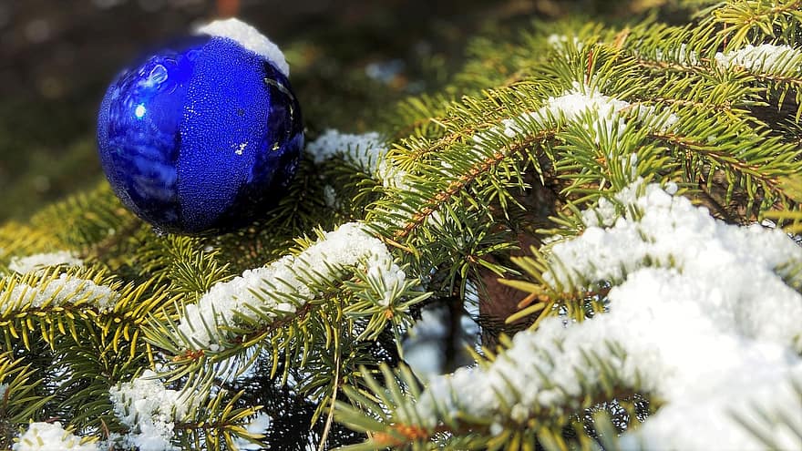 ornamenter, juletre, christmas baubles, snø, ferien, gran, dekorasjon, feiring, nærbilde, vinter, årstid