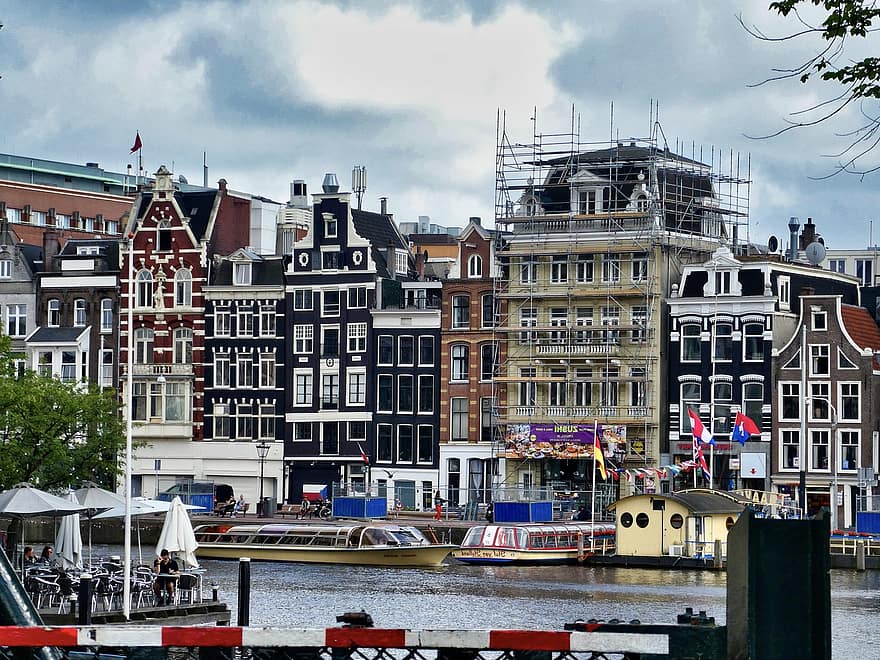 建物、アムステルダム、街並み、アパート、都市、運河、建築、有名な場所、建物の外観、旅行、航海船